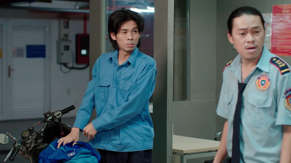 Chàng bảo vệ tốt bụng đã chứng kiến hai người cùng nhau lên xe chung.