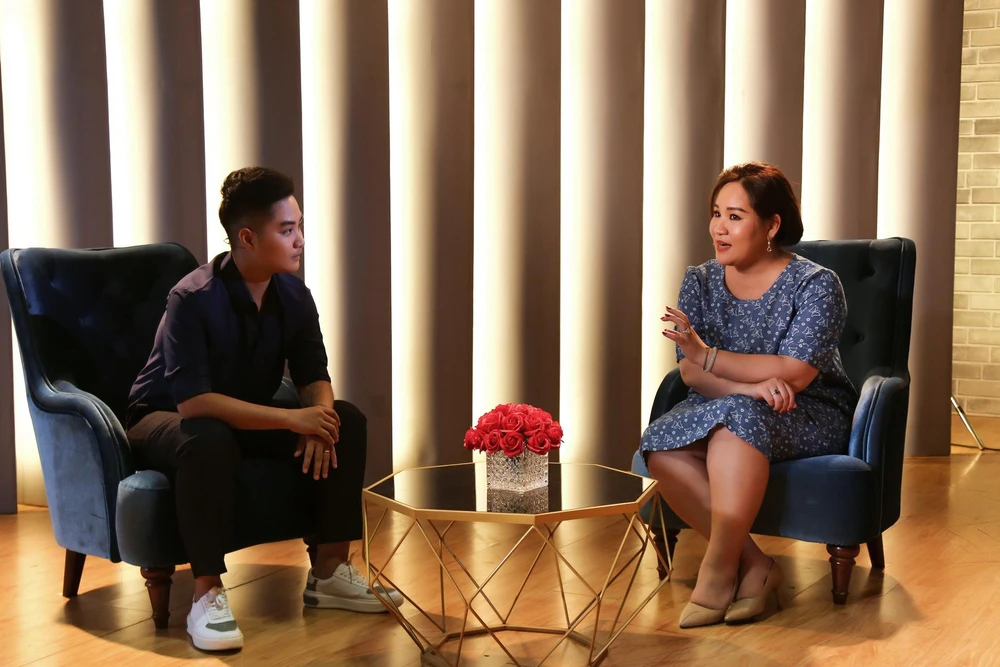 Minh Khang lắng nghe lời khuyên từ tiến sĩ Tô Nhi A.