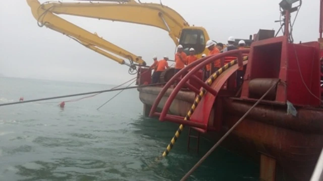 Cận cảnh kéo cáp ngầm xuyên biển đến đảo Cù Lao Chàm ảnh 10