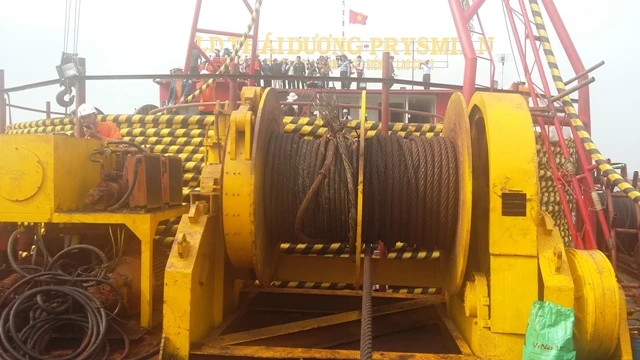 Cận cảnh kéo cáp ngầm xuyên biển đến đảo Cù Lao Chàm ảnh 5