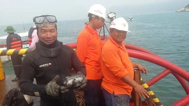 Cận cảnh kéo cáp ngầm xuyên biển đến đảo Cù Lao Chàm ảnh 4