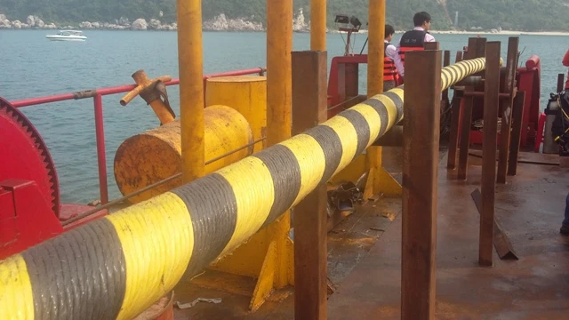 Cận cảnh kéo cáp ngầm xuyên biển đến đảo Cù Lao Chàm ảnh 11