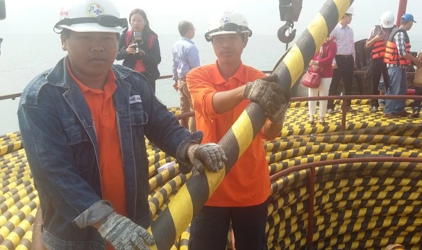 Cận cảnh kéo cáp ngầm xuyên biển đến đảo Cù Lao Chàm ảnh 3