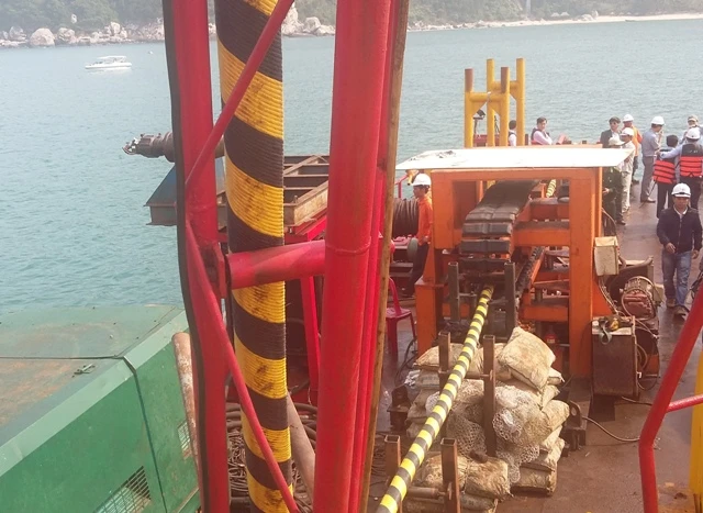 Cận cảnh kéo cáp ngầm xuyên biển đến đảo Cù Lao Chàm ảnh 6