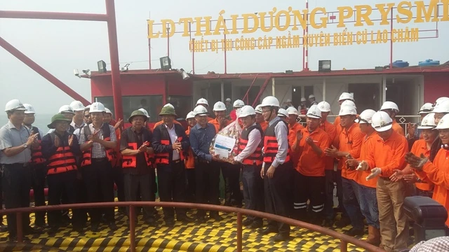 Cận cảnh kéo cáp ngầm xuyên biển đến đảo Cù Lao Chàm ảnh 7