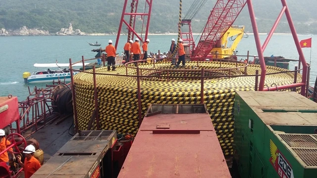 Cận cảnh kéo cáp ngầm xuyên biển đến đảo Cù Lao Chàm ảnh 1
