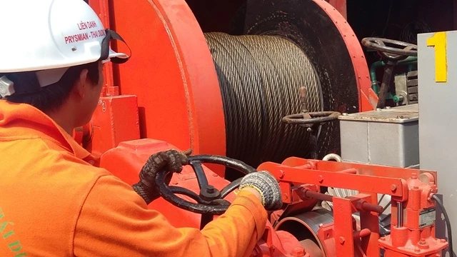 Cận cảnh kéo cáp ngầm xuyên biển đến đảo Cù Lao Chàm ảnh 8