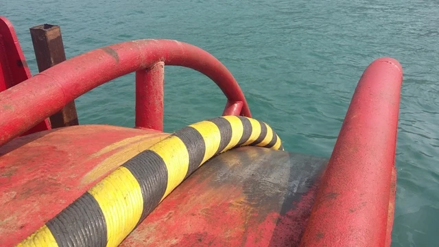 Cận cảnh kéo cáp ngầm xuyên biển đến đảo Cù Lao Chàm ảnh 9