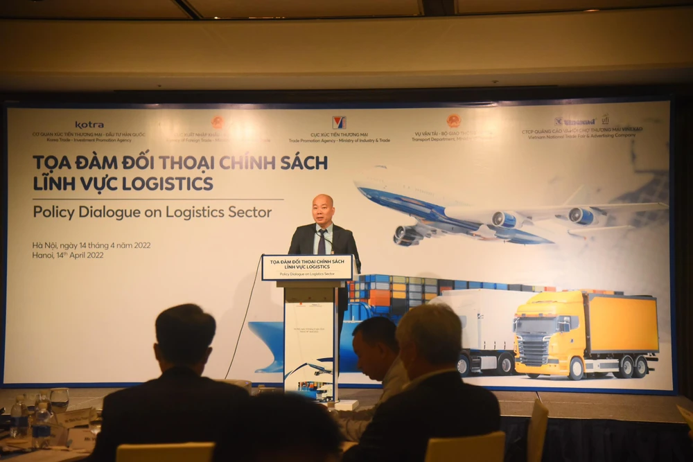 Ông Vũ Bá Phú, Cục trưởng Cục Xúc tiến thương mại, Bộ Công Thương chia sẻ tại tọa đàm. Ảnh: MINH TRÚC