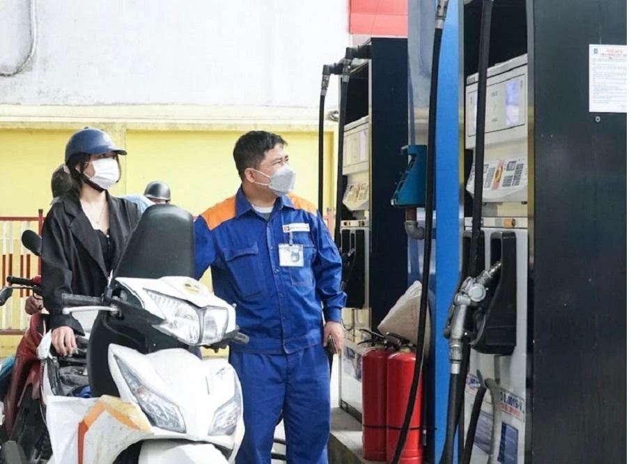 Doanh nghiệp vẫn lúng túng khi chưa có hướng dẫn tiêu chuẩn khí thải mức 5 đối với xăng dầu. Ảnh: PHI HÙNG