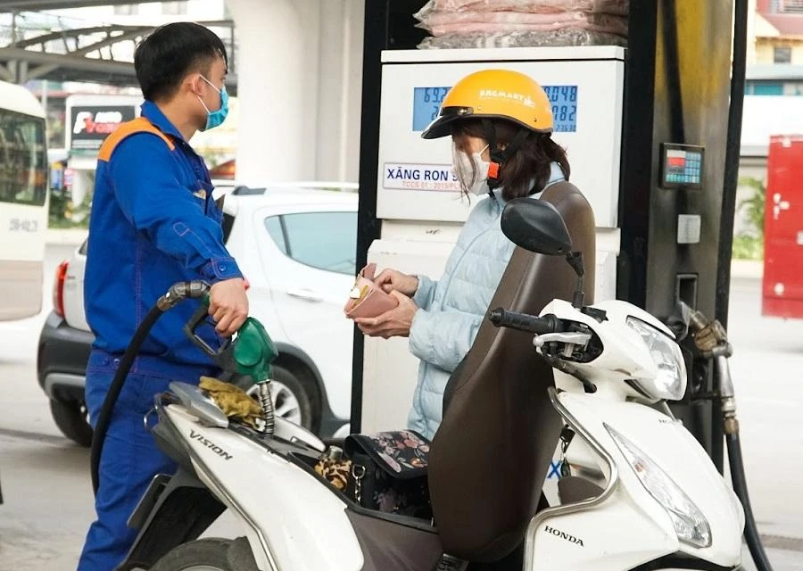 Ngày 21-4, giá xăng dầu trong nước đã tăng nhẹ sau ba kì giảm trước đó. Ảnh: PHI HÙNG