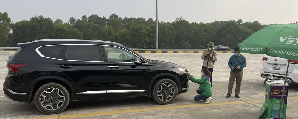 Để chủ phương tiện nhận được sự hỗ trợ kịp thời, công ty TNHH thu phí tự động VETC cung cấp đường dây nóng 0913.291.910 phục vụ trên tuyến cao tốc Hà Nội - Hải Phòng. Ảnh: LĐ