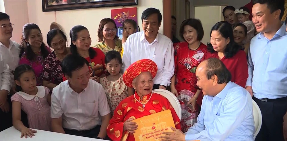 Chủ tịch nước Nguyễn Xuân Phúc đến thăm hỏi, tặng quà cụ Phạm Thị Lứu, 103 tuổi ở thôn Cầu Lâm, xã Phạm Trấn, huyện Gia Lộc. Ảnh: CTV