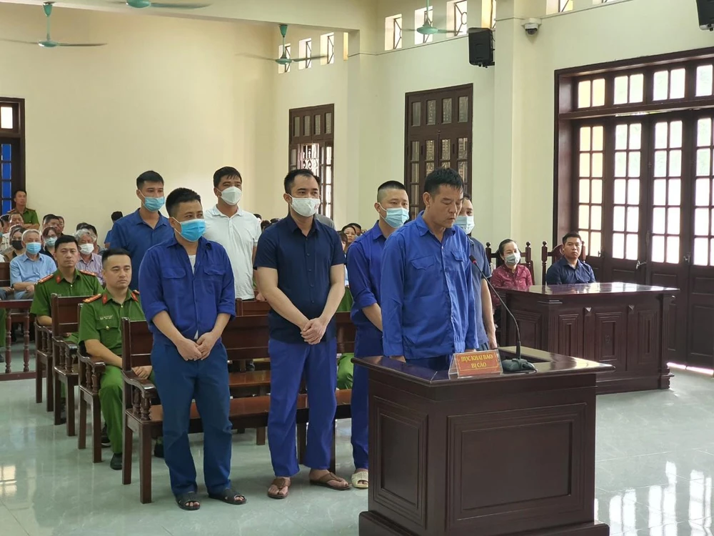 Bị cáo Trần Tiến Quang và các bị cáo là cựu lãnh đạo, cán bộ công an quận Đồ Sơn tại phiên tòa sáng 21-7. Ảnh: LÊ ĐỒNG