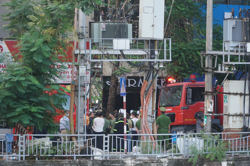 Lực lượng chức năng đang tập trung bảo vệ hiện trường, dập tắt vụ hoả hoạn tại quán karaoke trên đường Quan Hoa.