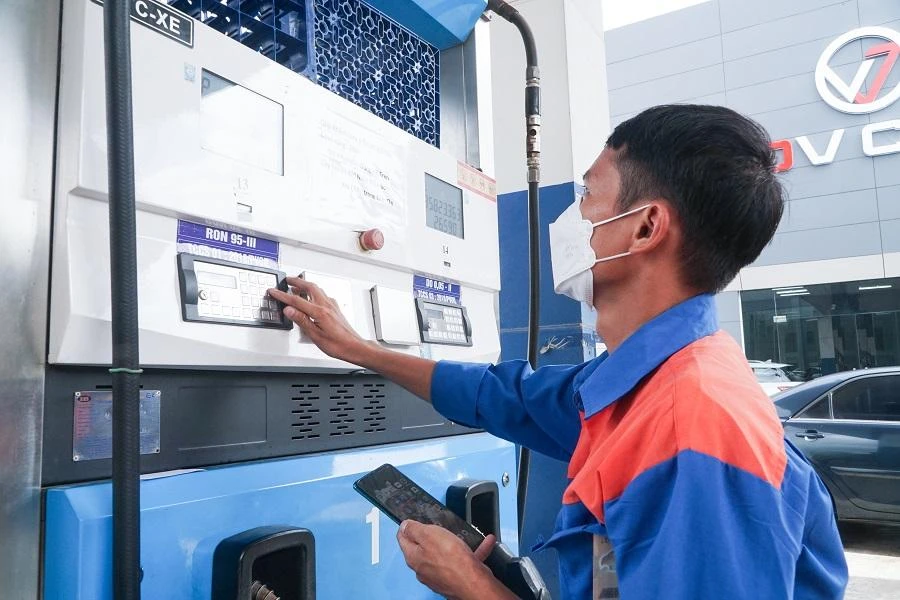 Người dân và doanh nghiệp kì vọng việc giảm thuế sẽ được triển khai sớm để giảm gánh nặng chi phí. Ảnh: PHI HÙNG