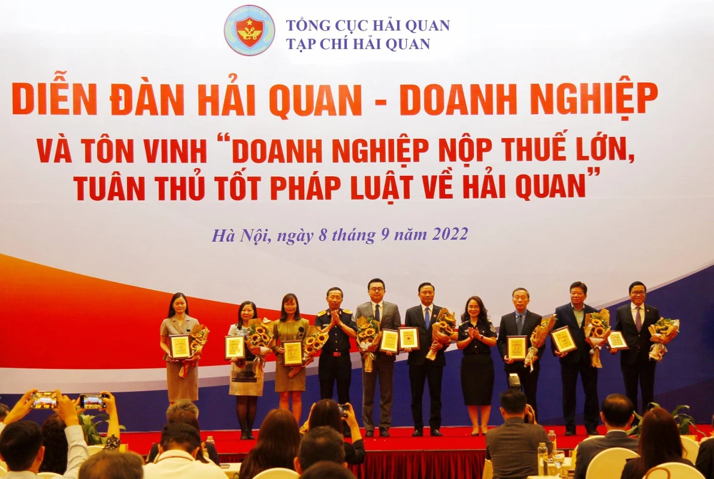 Lãnh đạo Tổng cục Hải quan trao kỉ niệm chương vinh danh các doanh nghiệp nộp thuế lớn. Ảnh: TB