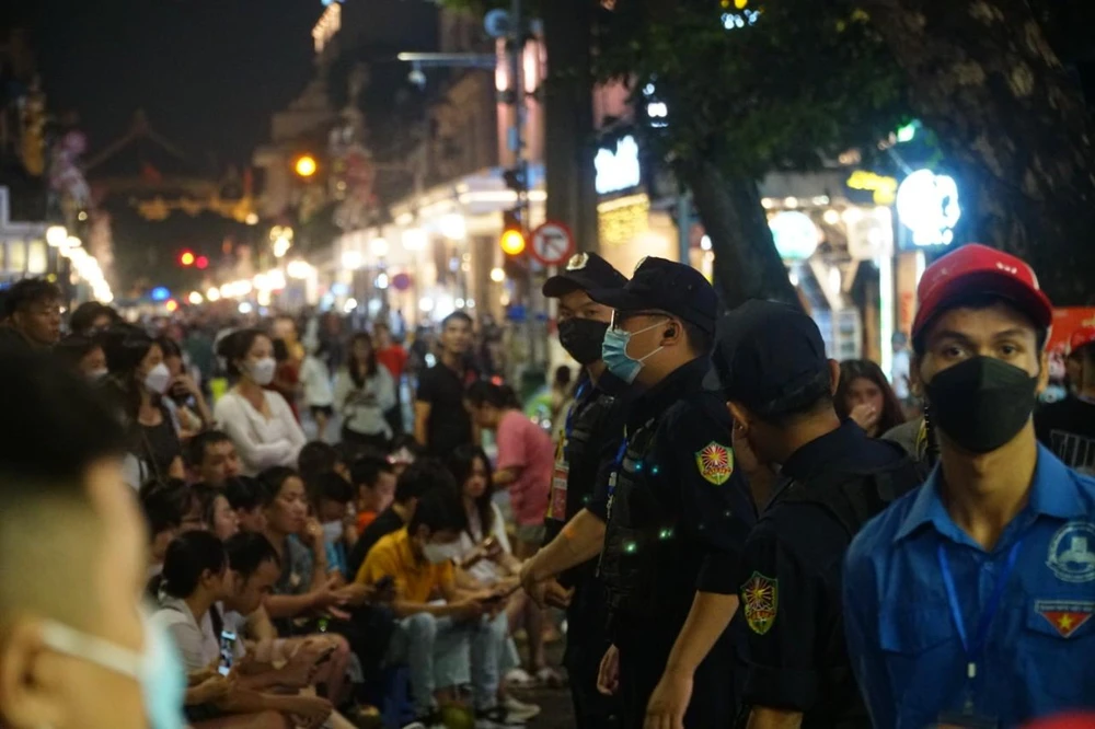 Ban tổ chức cũng nhắc nhở người dân không vứt rác bừa bãi, không dẫm lên vườn hoa, đeo khẩu trang để phòng tránh dịch bệnh.