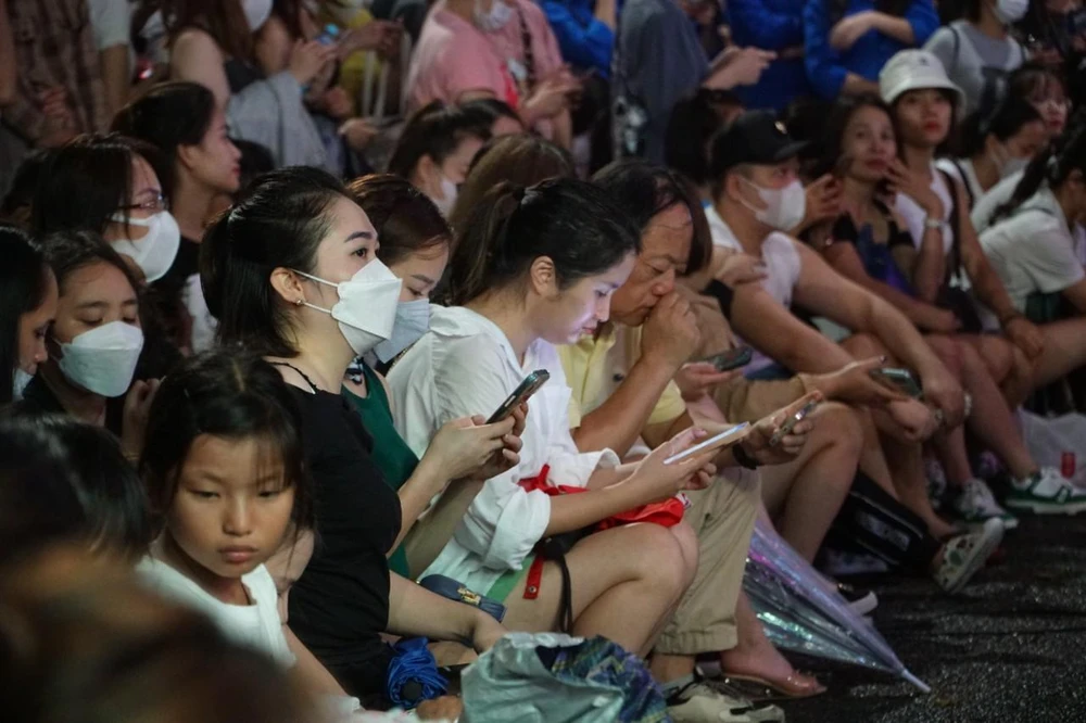 Khán gia đa số đến đây là giới trẻ, một số người trung niên cũng tới đây đứng chờ, hoặc ngồi trật tự theo sự hướng dẫn của ban tổ chức.