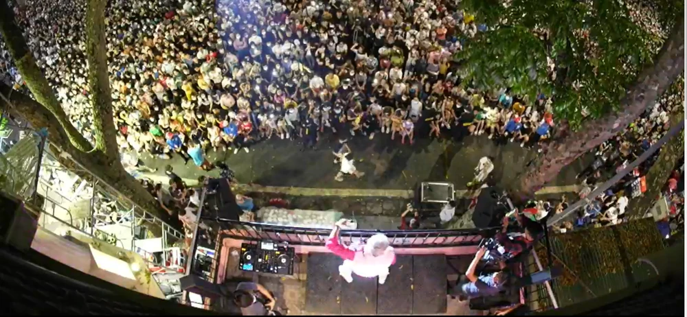 Đặc biệt, hôm nay là cuối tuần, phố đi bộ Hoàn Kiếm mở cửa nên thu hút rất đông người tập trung về đây.