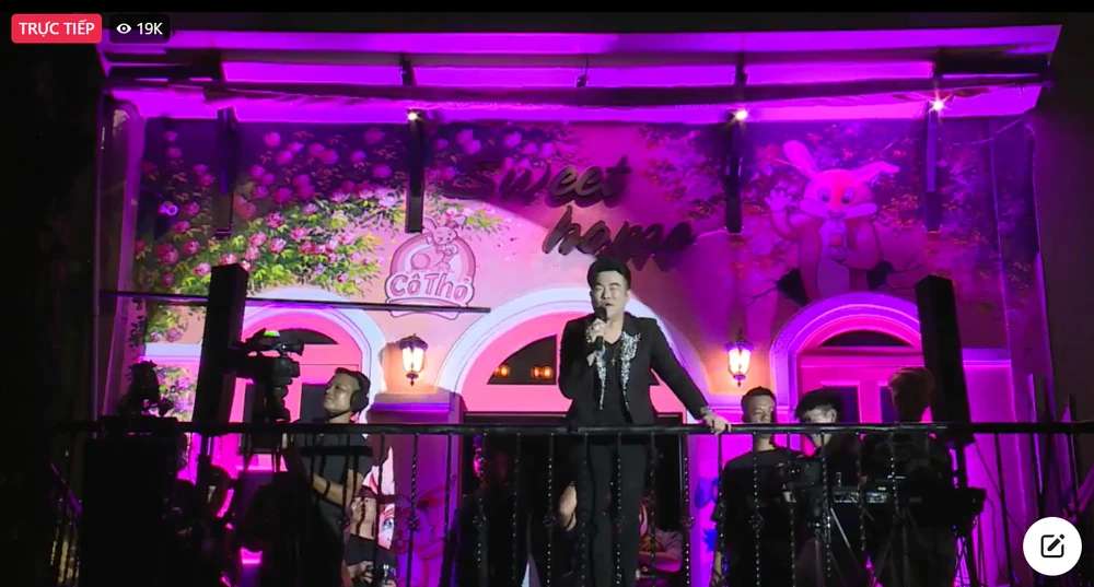 Theo ca sĩ Tuấn Hưng, đêm nhạc Góc ban công có tên gọi Cảm ơn tối 24-9, ngoài nam ca sĩ còn có các gương mặt khác như: Minh Quân, Anh Quân idol, Minh Vương, Đình Ứng Phi Trường. Chương trình được phát trực tiếp trên Facebook Tuấn Hưng.