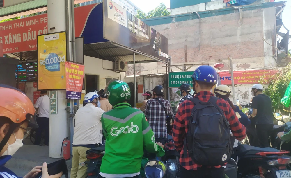 Thời điểm 13 giờ, cửa hàng xăng dầu trên phố Đốc Ngữ (Ba Đình) bố trí 1 nhân viên bán hàng, chỉ bán xăng sinh học E5, không bán xăng A95. Khách hàng phải đợi khá lâu mới tới lượt mua.