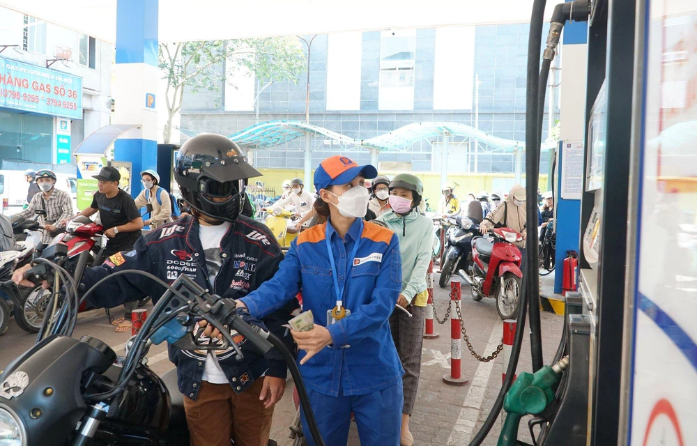 Bộ Công Thương: Xăng dầu là mặt hàng kinh doanh có điều kiện, cần bảo đảm về chất lượng, kiểm soát về giá bán. Ảnh: PHI HÙNG