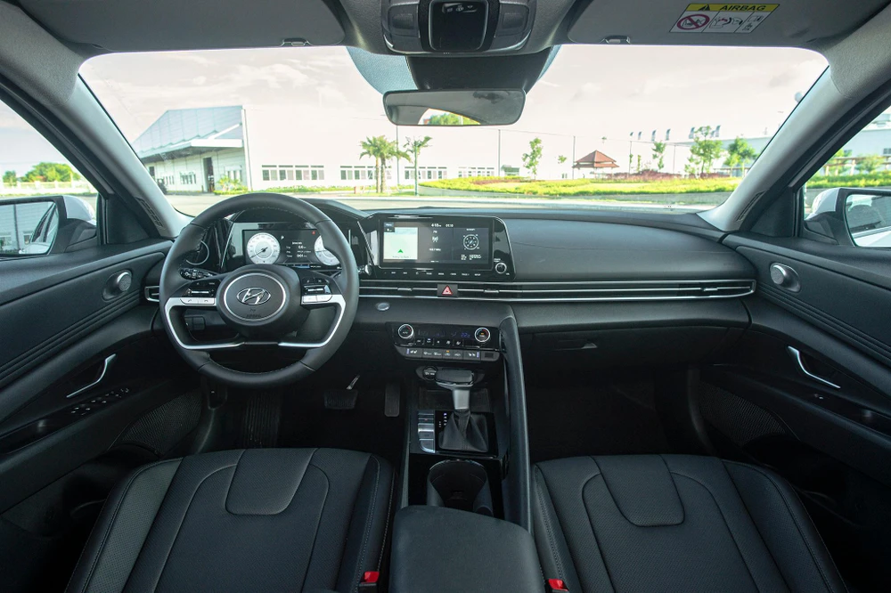 Elantra All New sở hữu một không gian nội thất tinh tế và phong cách với vật liệu da cao cấp kết hợp cùng những chi tiết bằng kim loại.