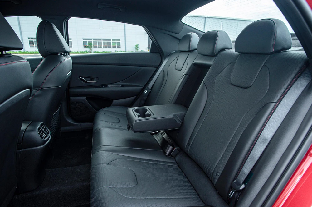 Xe được trang bị ghế ngồi bọc da cùng chức năng sưởi và làm mát ghế với các lỗ thoát khí nhỏ, đem đến cảm giác dễ chịu cho người lái.