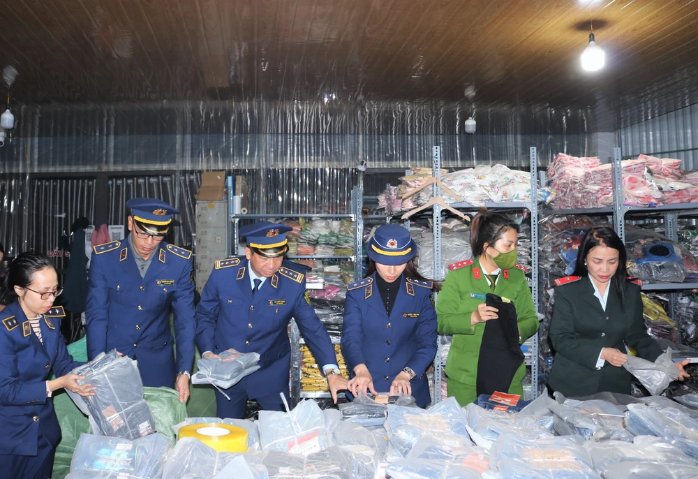 Lực lượng liên ngành phát hiện số lượng lớn quần áo không rõ nguồn gốc xuất xứ. Ảnh: QLTT