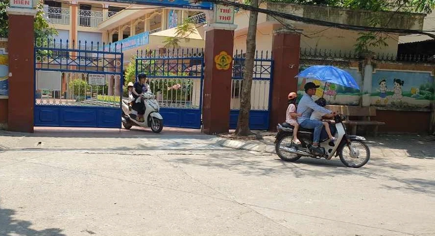 Sau khi nghe tin trường bị mất điện, một số phụ huynh đã lên trường đón con về nhà. Ảnh: AH