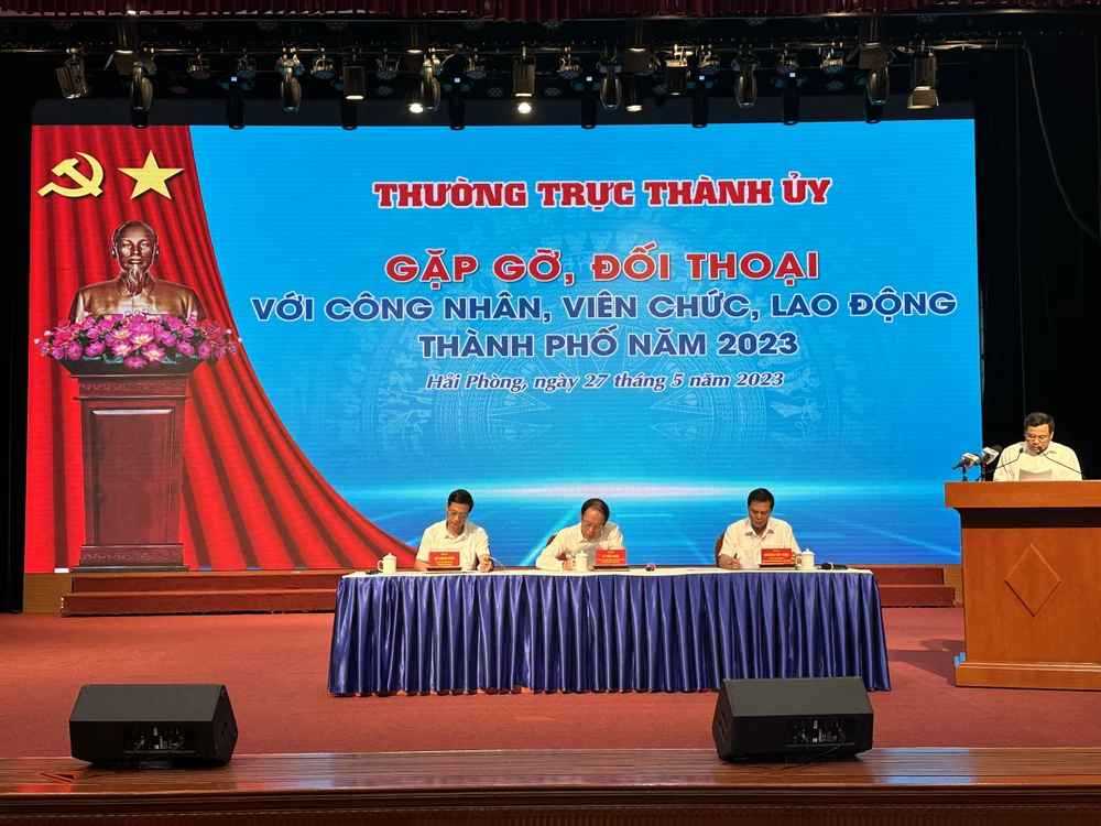 Thường trực Thành uỷ Hải Phòng đối thoại với công nhân, viên chức, lao động. Ảnh: HP
