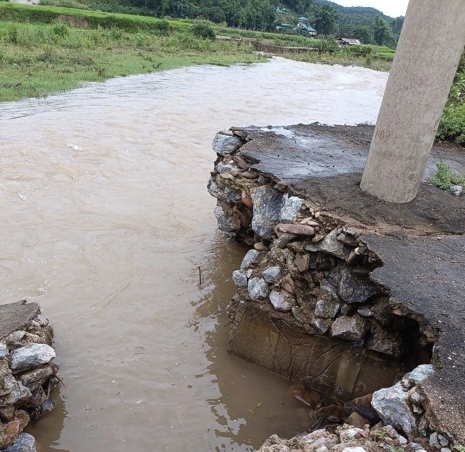 Mưa lũ kéo dài đã khiến hệ thống điện bị ảnh hưởng. Ảnh: EVNNPC