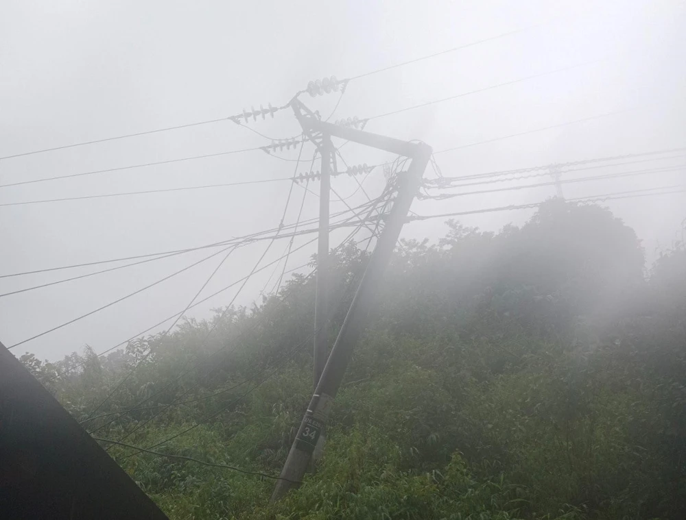 Cột điện tại Yên Bái bị nghiêng do sạt lở đất. Ảnh: EVNNPC