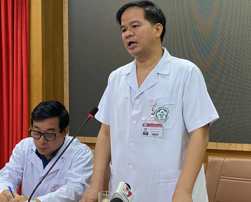 Ông Đào Xuân Cơ, Giám đốc bệnh viện Bạch Mai chủ trì cuộc họp báo. Ảnh: MT