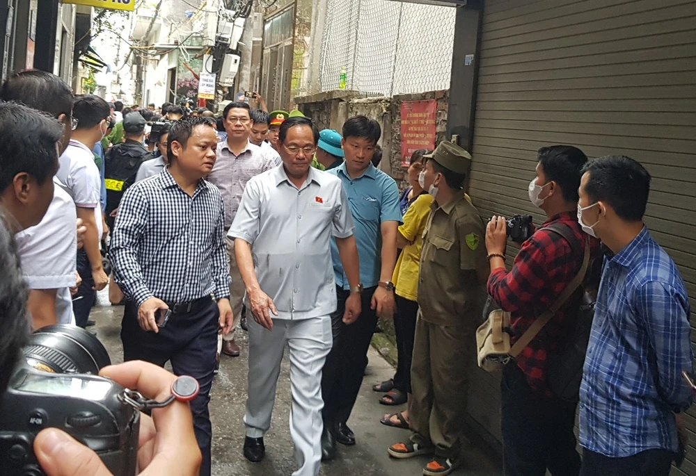 Phó Chủ tịch Quốc hội Trần Quang Phương có mặt tại hiện trường vụ cháy chung cư mini. Ảnh: PHI HÙNG Phó Chủ tịch Quốc hội Trần Quang Phương có mặt tại hiện trường vụ cháy chung cư mini. Ảnh: PHI HÙNG