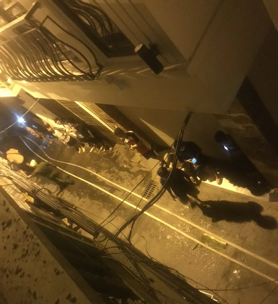 Toàn bộ ngách 29/70 Khương Hạ đang bị cắt điện. Toàn bộ ngách 29/70 Khương Hạ đang bị cắt điện.