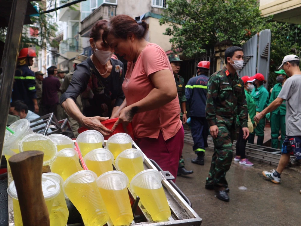 Người dân tiếp nước mía, đồ uống cho lực lượng cứu hộ. Người dân tiếp nước mía, đồ uống cho lực lượng cứu hộ.