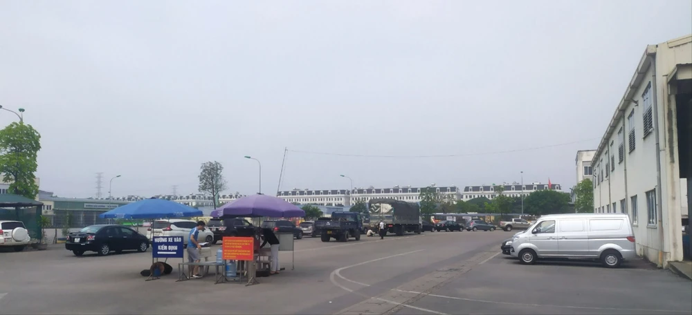 Ô tô xếp hàng dài chờ đăng kiểm trước cổng Trung tâm Đăng kiểm 29-10D