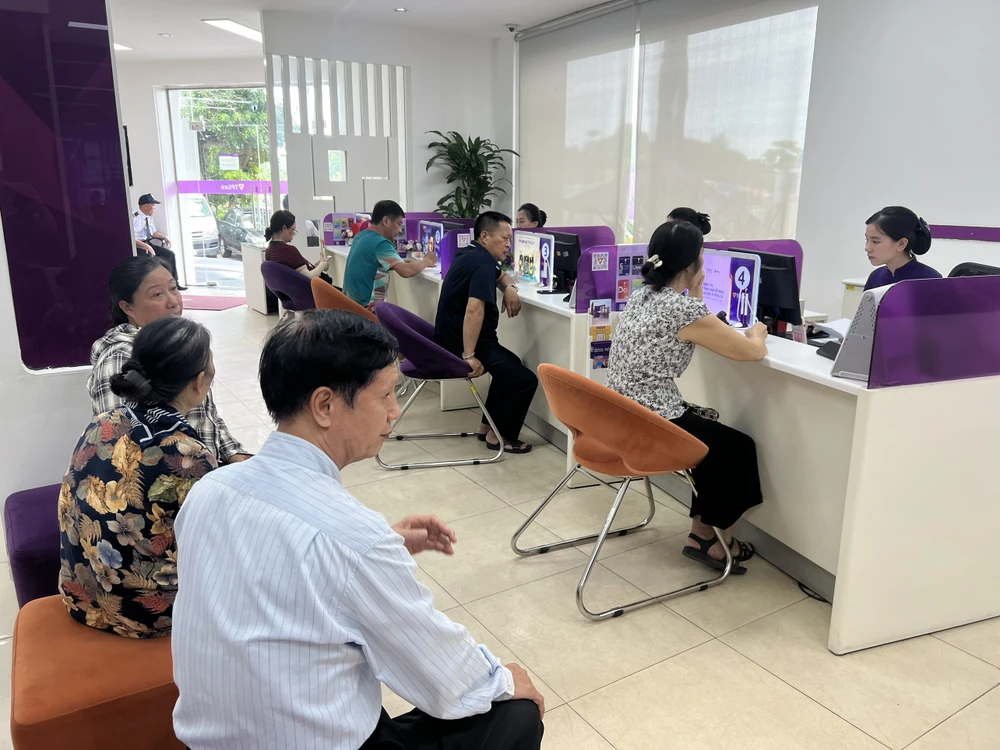 khach hang lam thu tuc sinh trac hoc