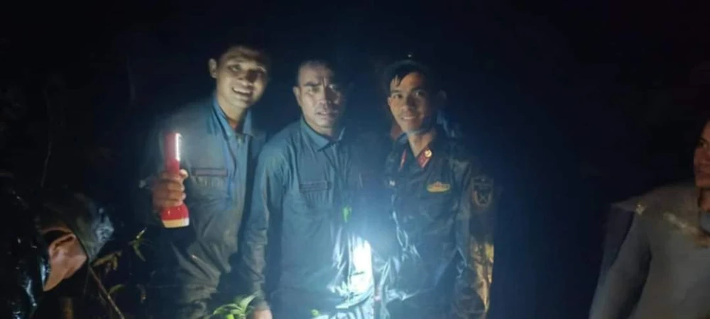 Lúc hơn 22 giờ ngày 6-11, lực lượng chức năng đã tìm được Đại tá Nguyễn Văn Sơn (giữa), Trung đoàn trưởng Trung đoàn Không quân 940, Trường Sĩ quan Không quân, Quân chủng Phòng không - Không quân. Ảnh: Lực lượng tìm kiếm