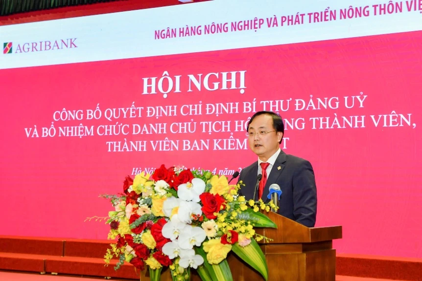 Tân chủ tịch Agribank Tô Huy Vũ phát biểu nhận nhiệm vụ.