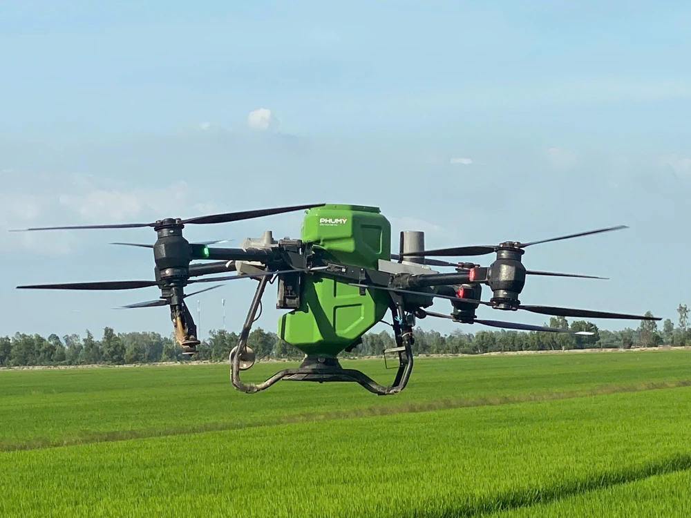 Phú Mỹ tích cực triển khai các giải pháp công nghệ mới như ứng dụng drone trong nông nghiệp.jpg