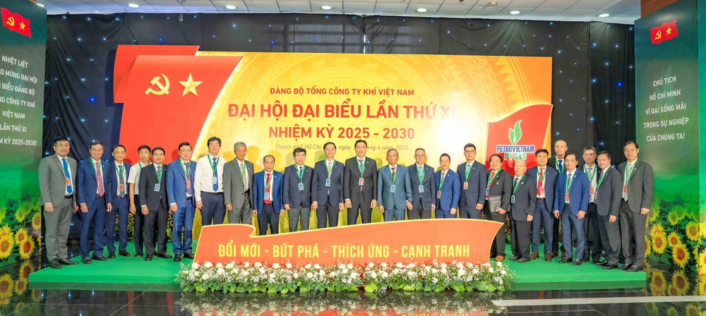 H1. Lãnh đạo Tập đoàn, khách mời và đại biểu tham gia Đại hội.jpg