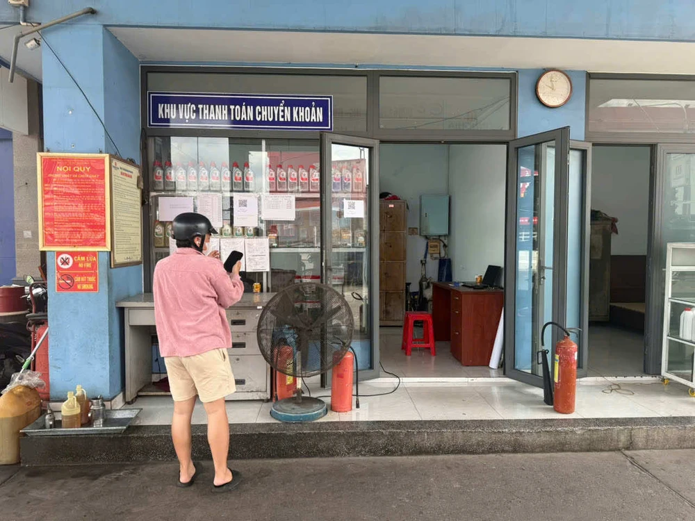 thanh toan chuyen khoan o cua hang xang dau.jpg