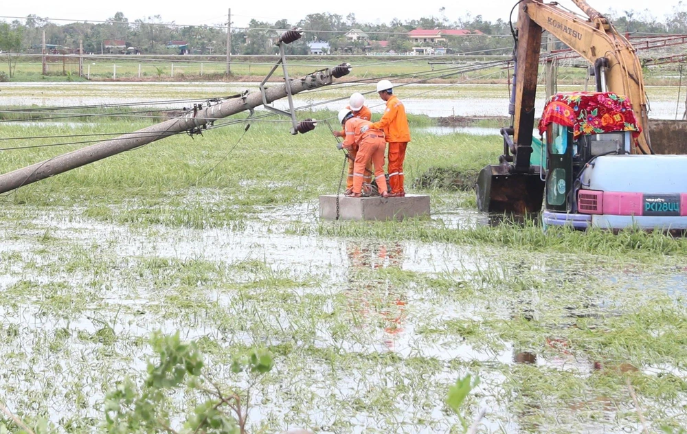 Công nhân ngành Điện khắc phục sự cố bão số 5.jpg
