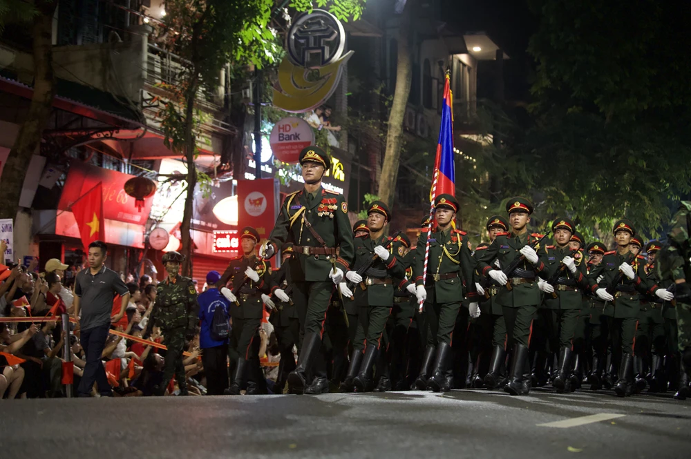 Các quân nhân nước bạn Lào bước đi mạnh mẽ trên phố Tràng Thi tại lễ sơ duyệt.
