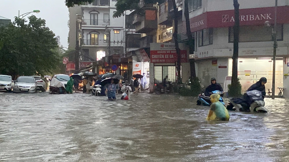 Ngập lụt ở Hà Nội khiến nhiều xe máy hư hỏng