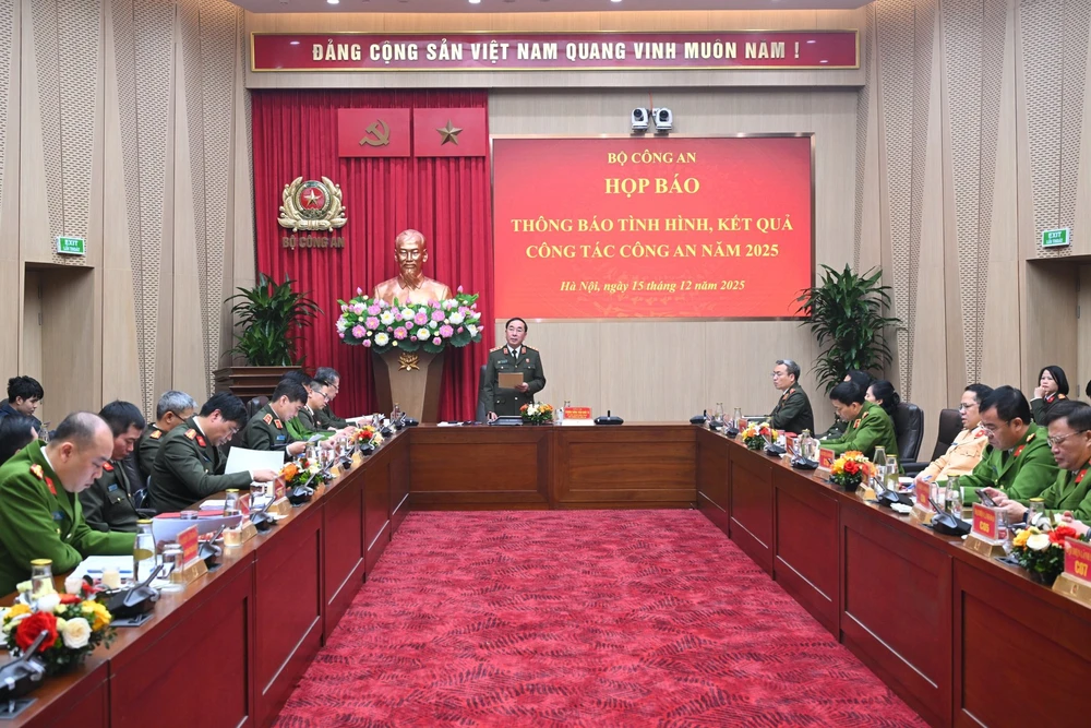 bo cong an hop bao.jpg