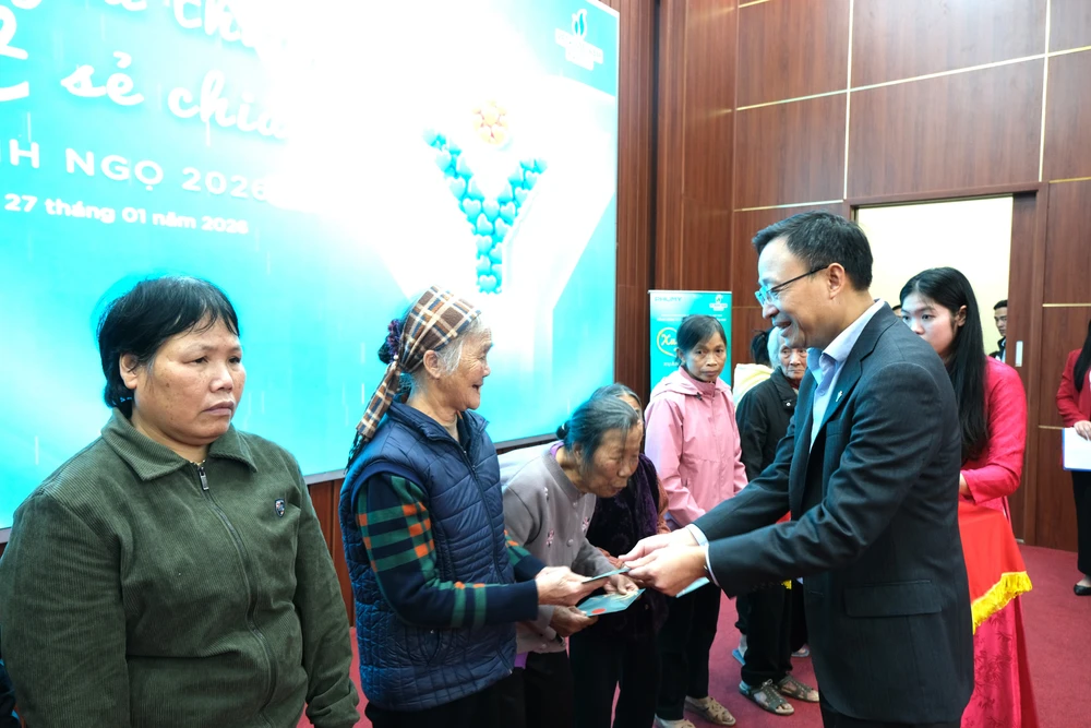 Ông Phan Công Thành - TGĐ PVFCCo trao quà Tết cho gia đình có hoàn cảnh khó khăn.jpg